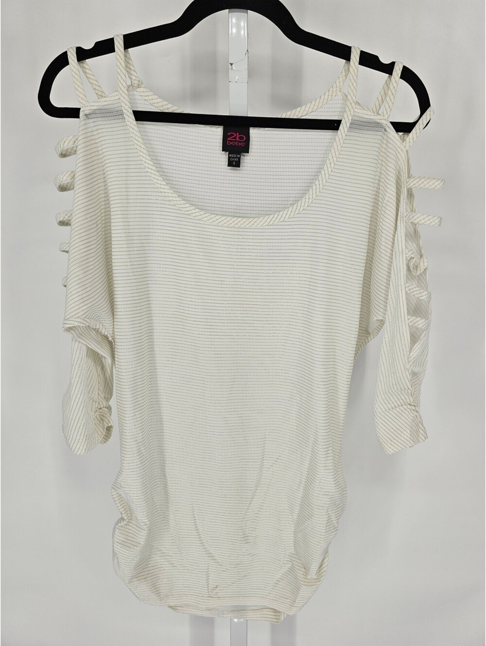 2b by Bebe Womens Sz S Long Sleeve Cold Shoulder Top White Metallic Weave